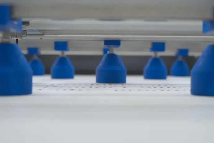 Blaue Störkörper in einem Bandeindicker.